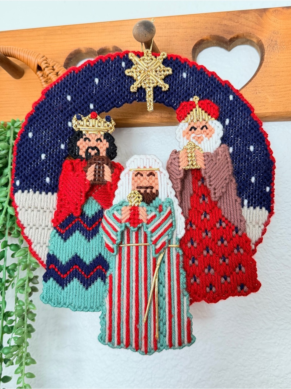Vintage Handmade Plastic Canvas 3 Wise Men Christmas Wreath Nativity Decor 10”
